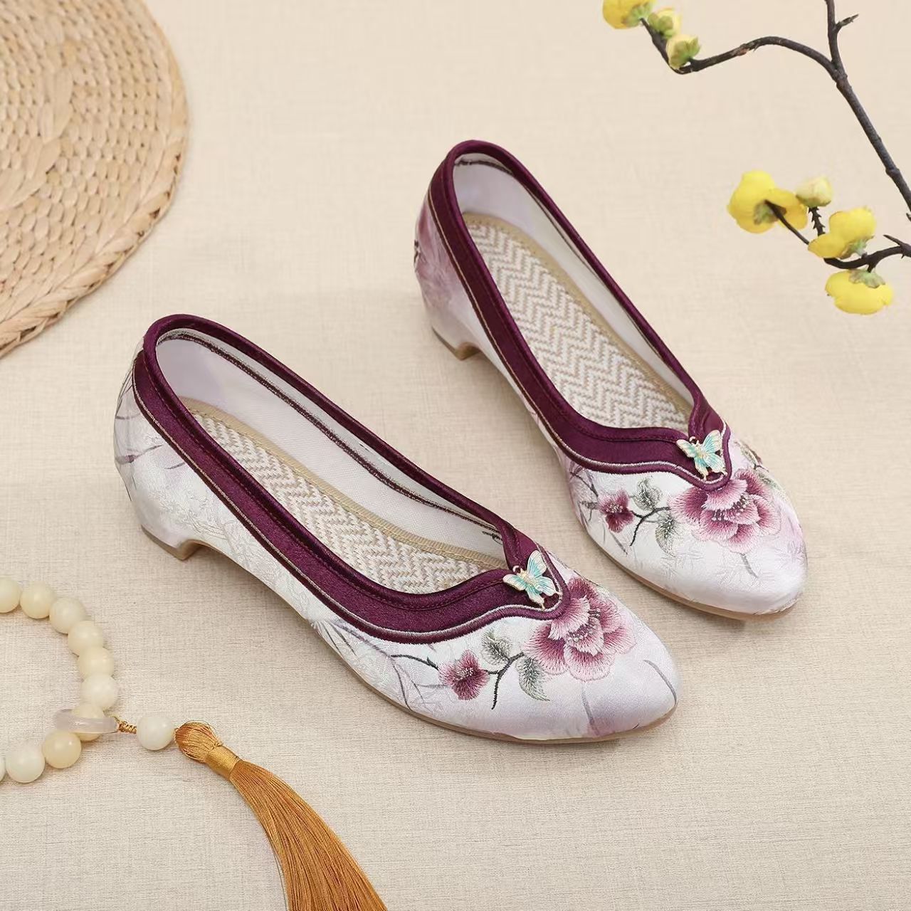 Embroidery Style - أحذية نسائية بكعب منخفض مطرزة على