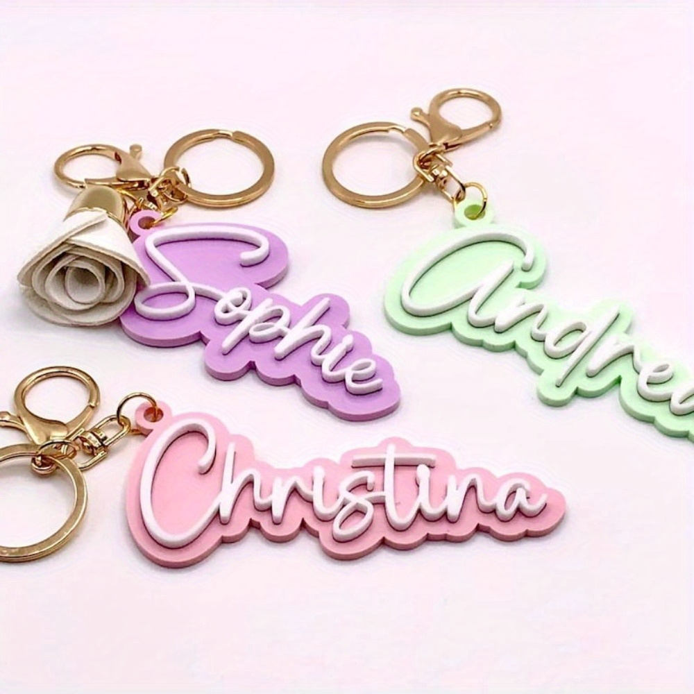 Embroidery Charm - ميدالية مفاتيح مخصصة بالاسم، بطاقة اسم