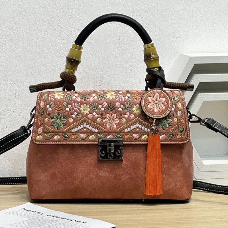 Embroidery On Leather - حقيبة جلدية نسائية مطرزة من جوناتشر