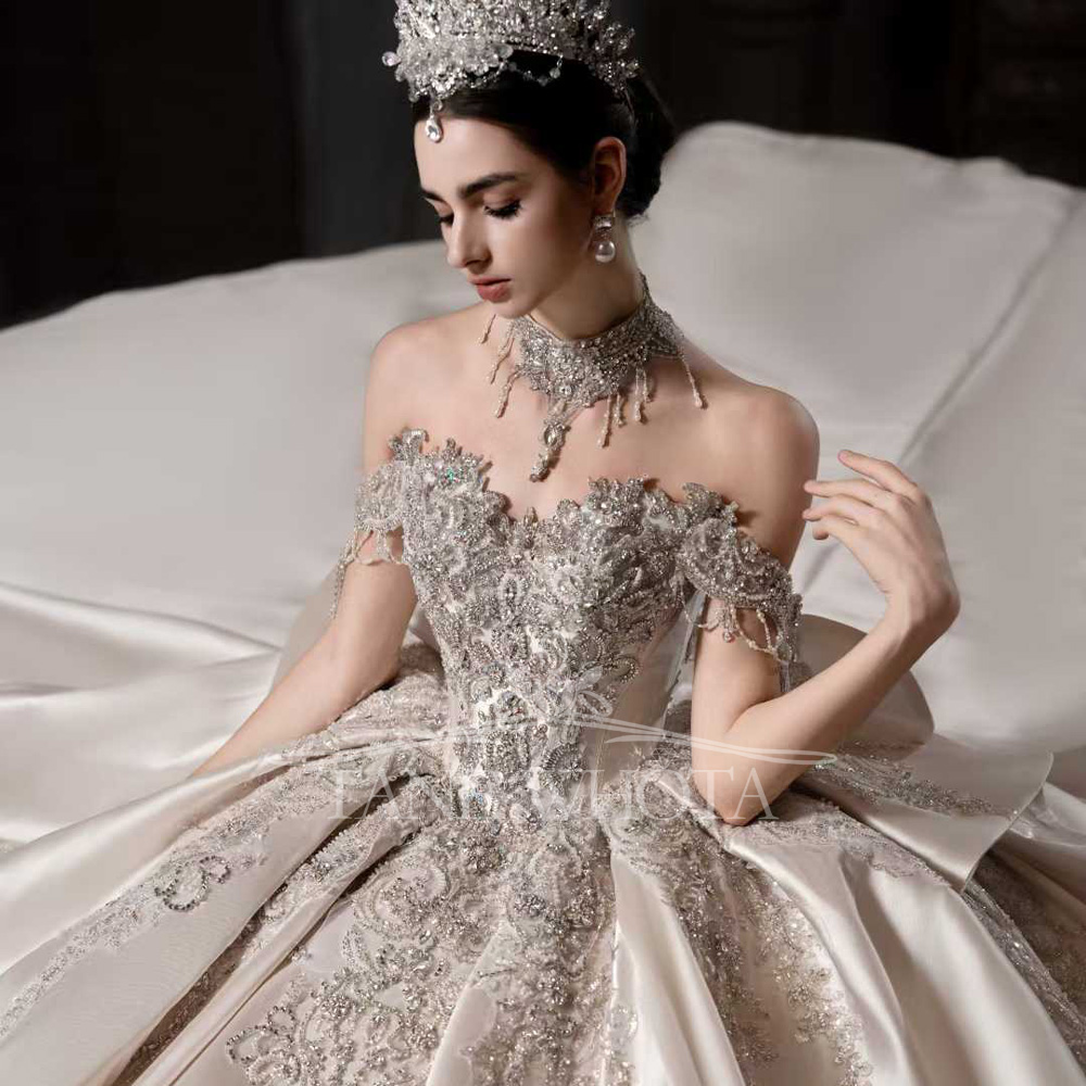 فستان زفاف فاخر مزين بالترتر ا - مراجعة Embroidery Rose وسعره