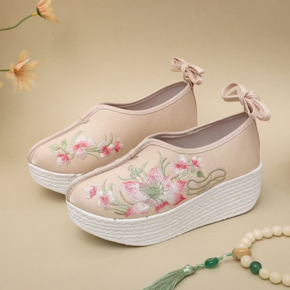 حذاء نسائي جديد بنمط عرقي بكعب - مراجعة Embroidery Style وسعره