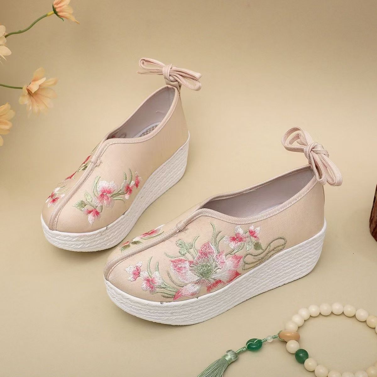 حذاء نسائي جديد بنمط عرقي بكعب - مراجعة Embroidery Style وسعره