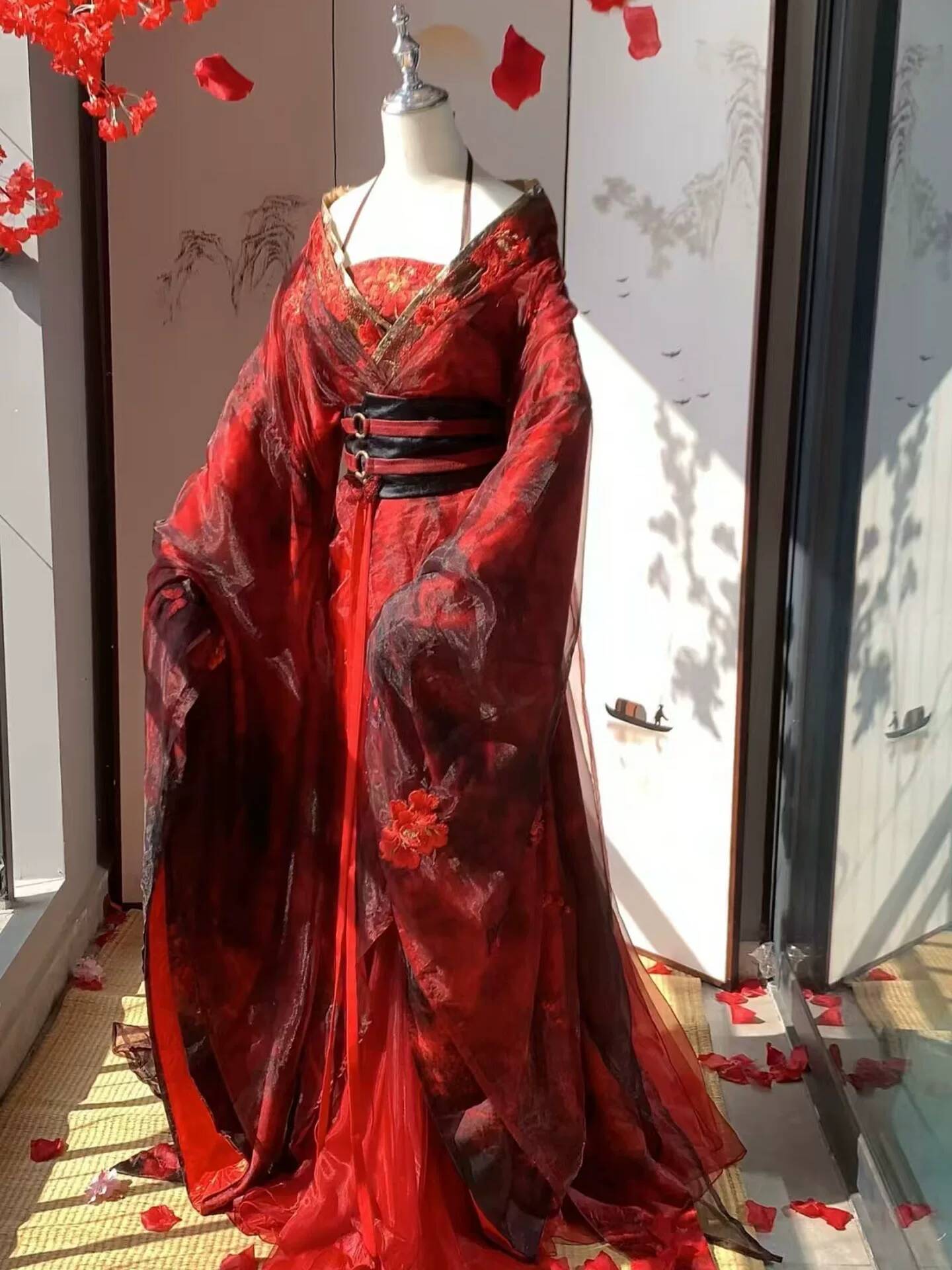 جديد: زي هانفو نسائي أحمر على  - مراجعة Embroidery Style وسعره