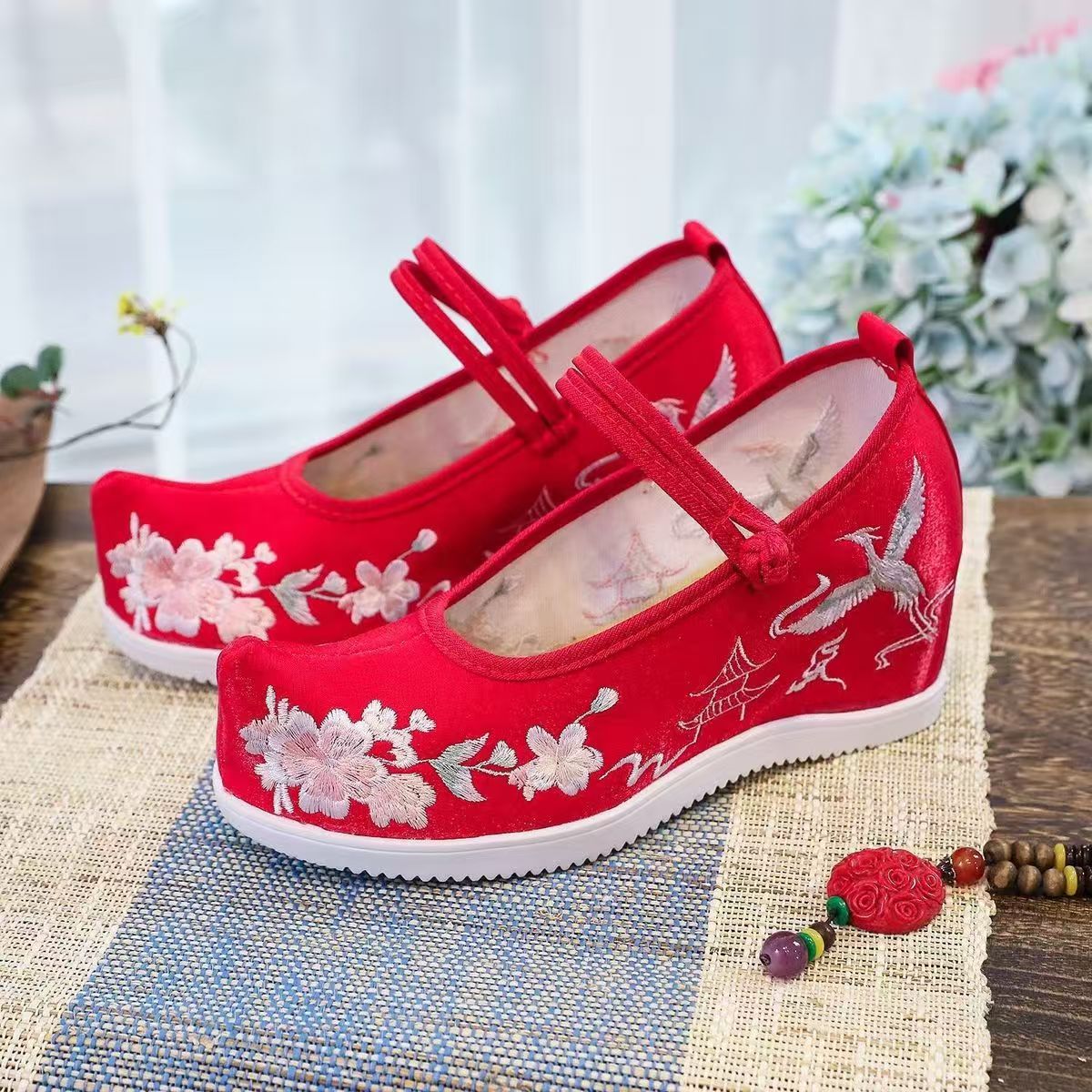 النساء زيادة الأحذية المطرزة ا - مراجعة Embroidery Style وسعره